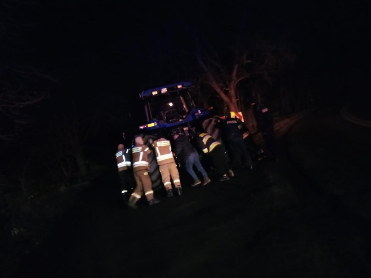 Traktor blokował pas drogi na zakręcie
