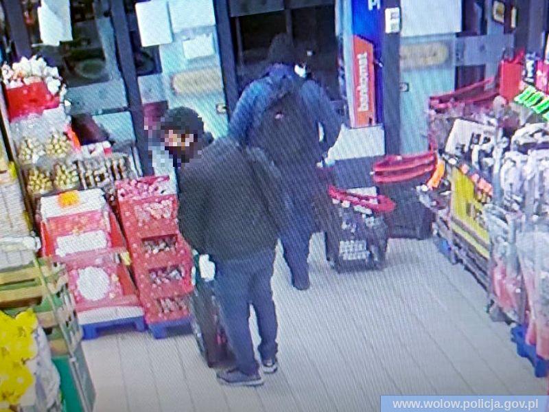 Wynosili towar z wołowskiego marketu. Zatrzymała ich policja
