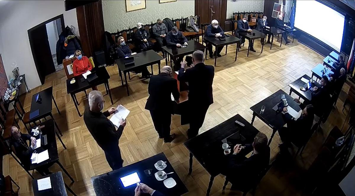 Brutalne słowa radnego na sesji: 