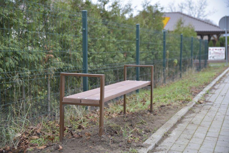 Nowe ławeczki przy ul. Leśnej w Wołowie
