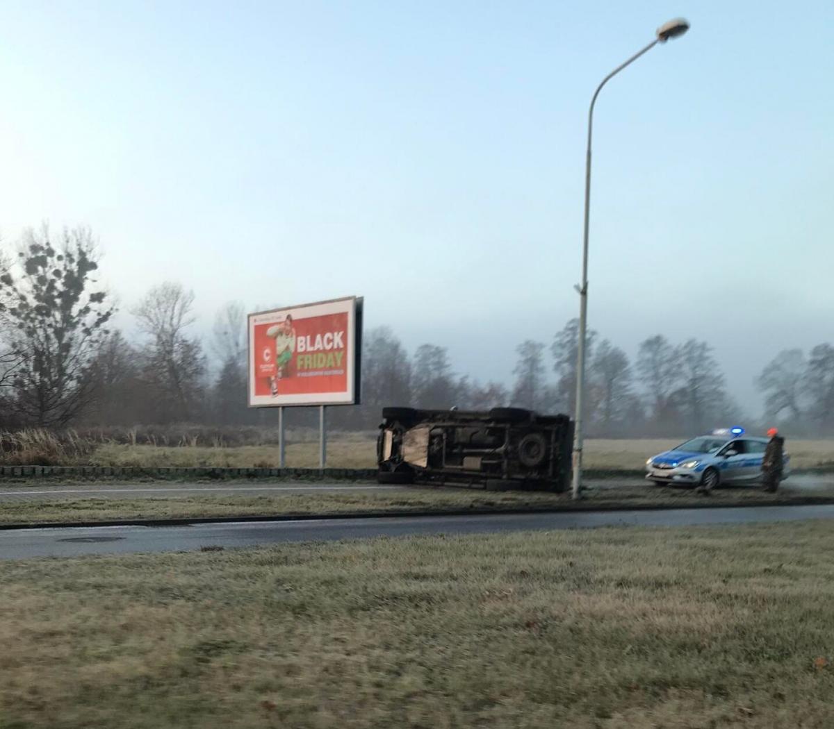 Uwaga! Ślisko na drogach. Samochód wpadł na chodnik
