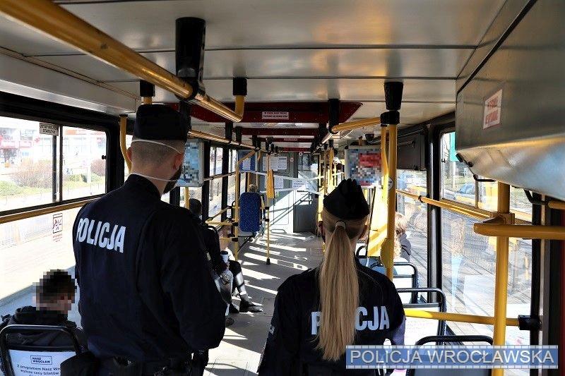 Policjanci apelują o przestrzeganie obostrzeń w związku z sytuacją epidemiczną