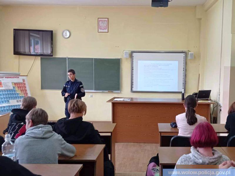 Policjanci z Wołowa przygotowują młodzież do udziału w konkursie