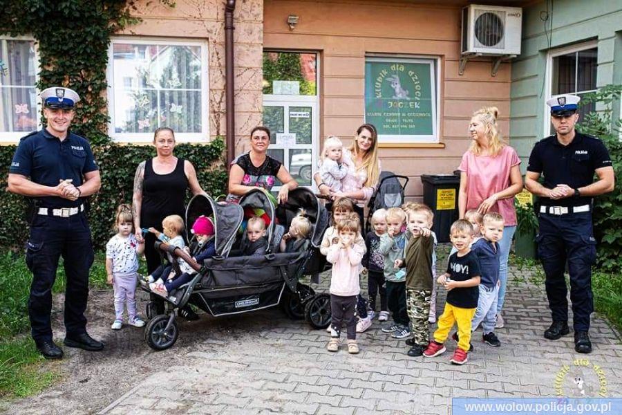 Policjanci uczą dzieci jak bezpiecznie dotrzeć do szkoły