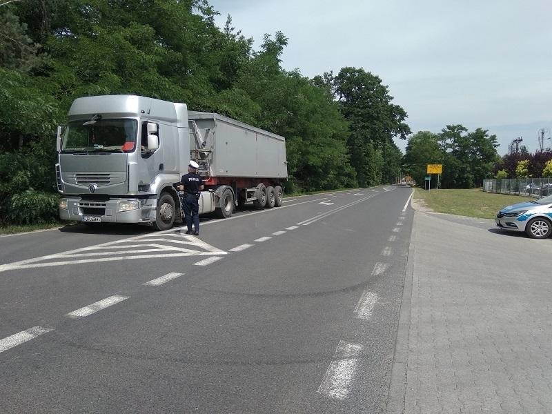 Policjanci kontrolują kierowców ciężarówki