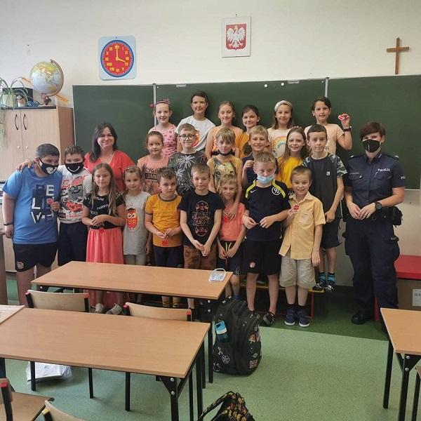 Policjanci spotykali się z dziećmi i opowiadali o tym, jak byc bezpiecznym