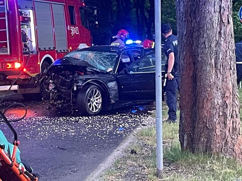 Kierowca jechał zbyt szybko. Uderzył w drzewo. Policja ostrzega i apeluje