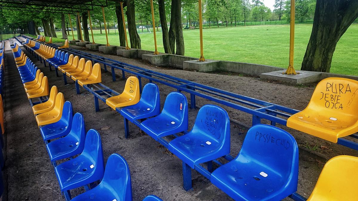 Zniszczono kilkadziesiąt krzesełek na wołowskim stadionie