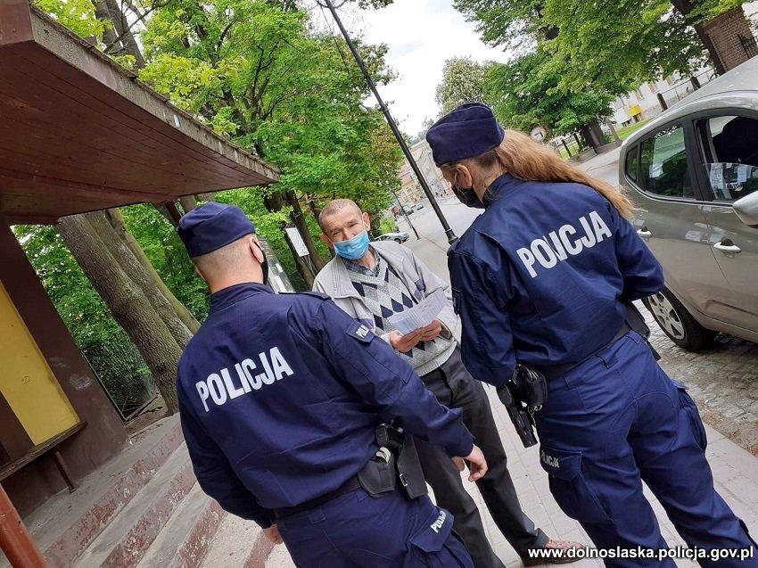 Łagodzenie obostrzeń. Te, które pozostaną będą nadal kontrolowane przez policjantów