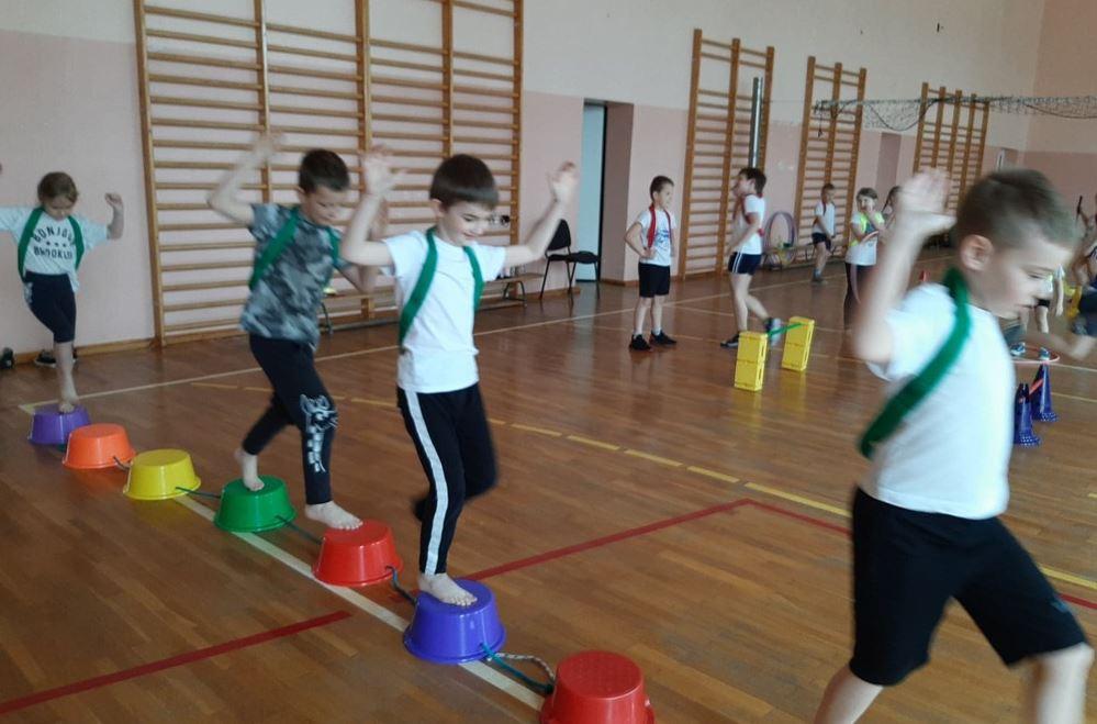 Uczniowie mogą wreszcie brać udział w zajęciach sportowych na boisku