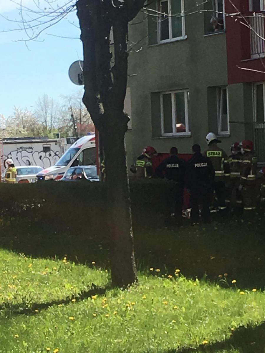 Kobieta wypadła z okna mieszkania. Na miejscu interweniowały służby ratownicze [WIDEO]