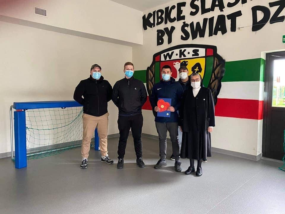 Kibice z FC Brzeg Dolny wsparli Dom Dziecka w Krzydlinie Małej