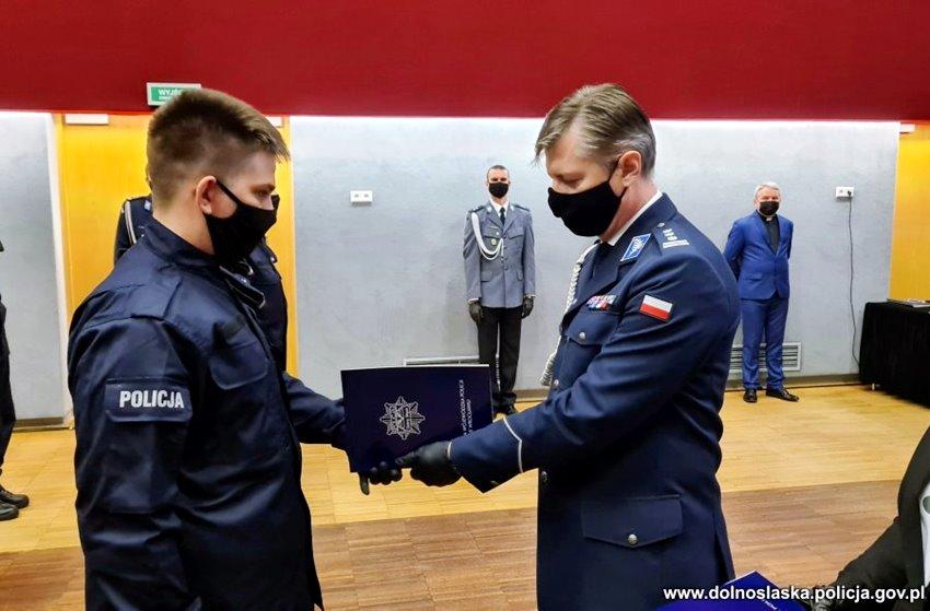 75 nowych policjantów złożyło ślubowanie i rozpoczyna służbę