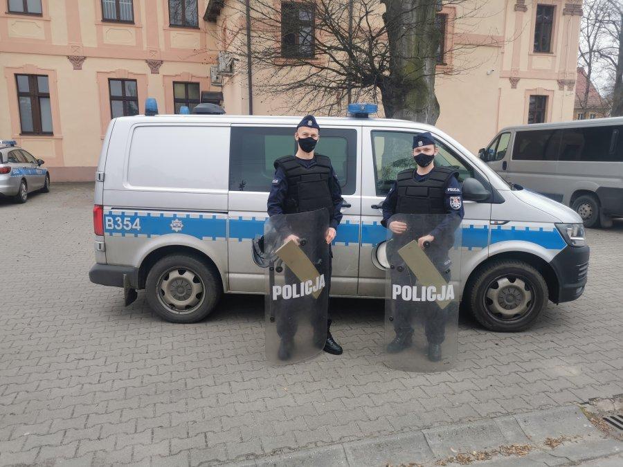 Policjanci pilotowali auto z ciężko rannym mężczyzną