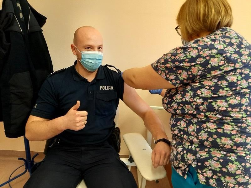 Wołowscy policjanci korzystają ze szczepień przeciwko covid-19