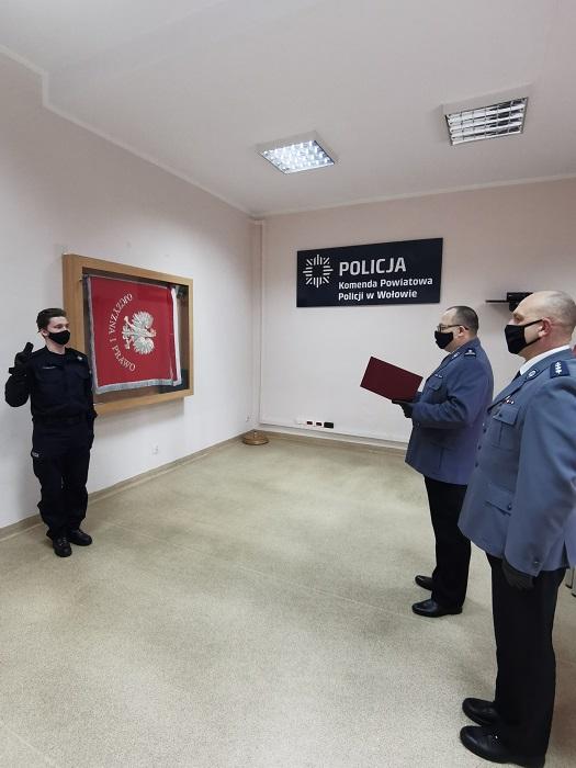 Ślubowanie nowego policjanta w wołowskiej komendzie