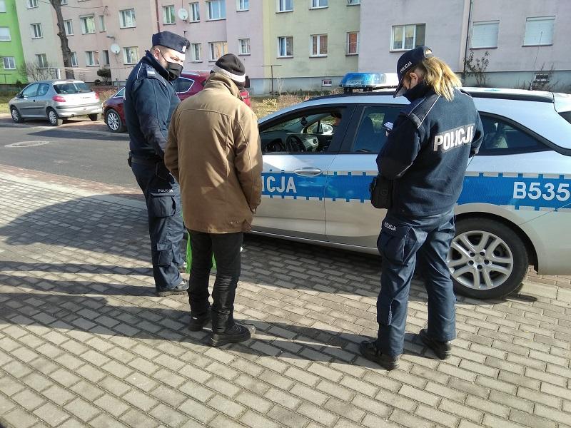 Wołowscy policjanci sprawdzają, czy mieszkańcy przestrzegają obostrzeń