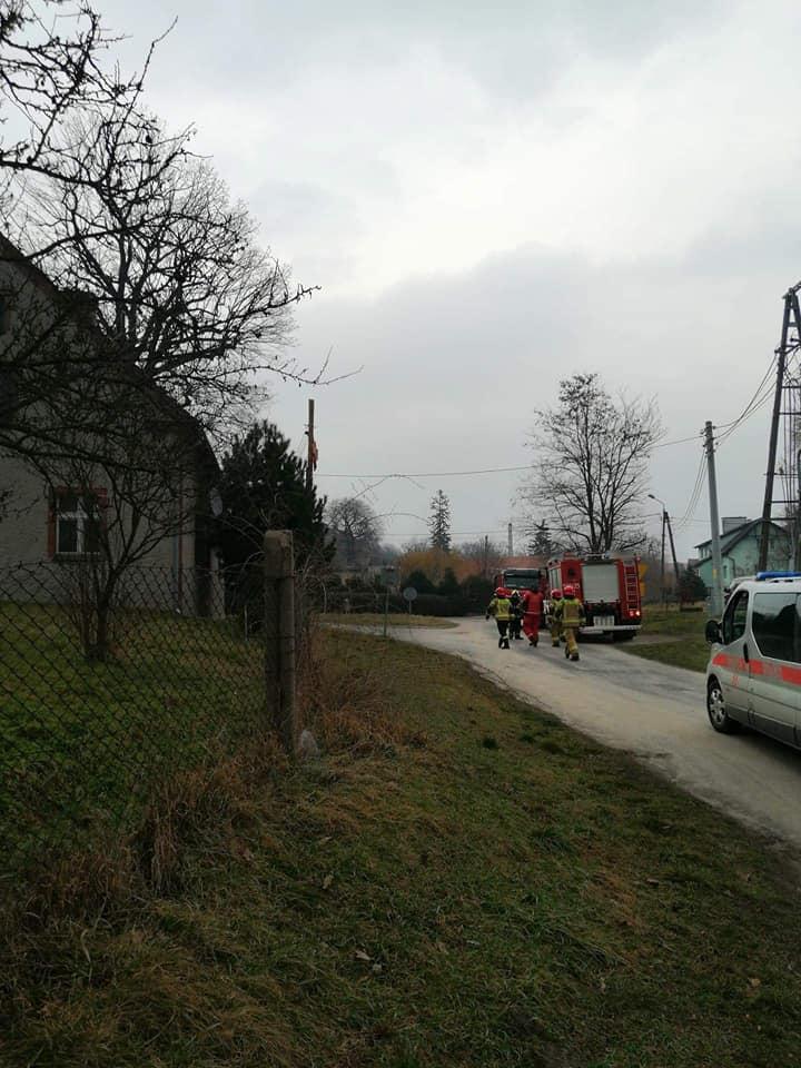 Lądowało Lotnicze Pogotowie Ratunkowe. Wsparcia potrzebującej osobie udzielili strażacy