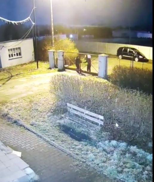 Tak złodzieje kradli przyczepkę. Poznajecie tych ludzi? [WIDEO]