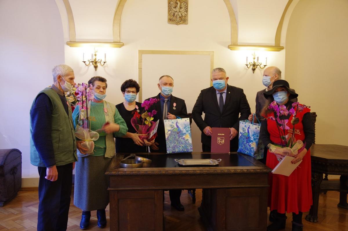 Medale dla par z Wołowa za wieloletnie pożycie małżeńskie