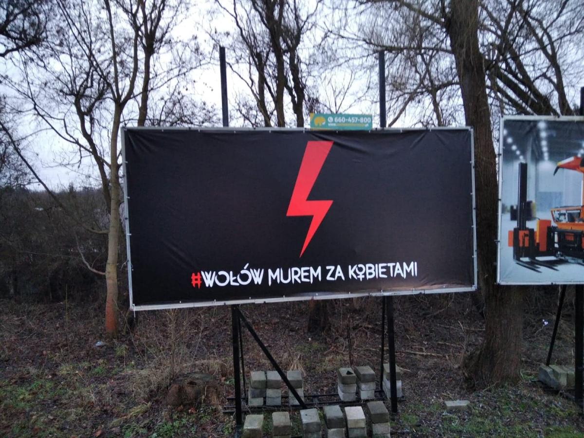 Billboardy na ulicach: Wołów murem za kobietami