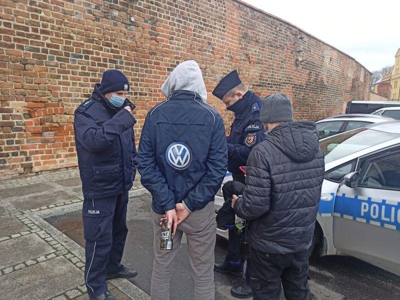 Kontrolują miejsca, gdzie zbierają się nieletni
