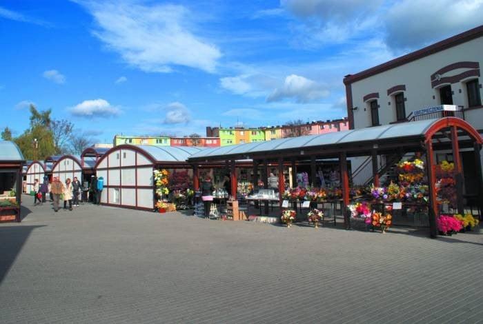 Seniorzy uruchamiają swoje stoisko na bazarze