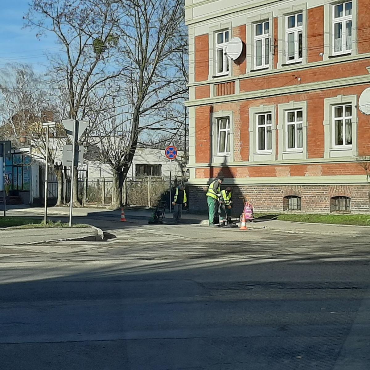 Łatają dziurawe drogi w Wołowie
