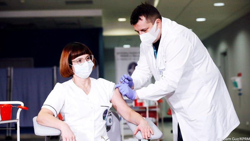 Pierwsze szczepienia przeciwko koronawirusowi odbyły się dzisiaj rano w Polsce