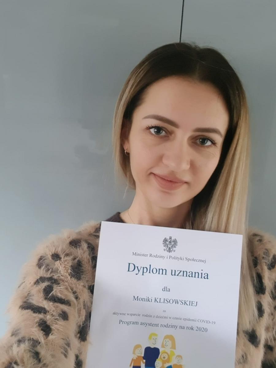 Asystent rodziny wyróżniona przez panią minister