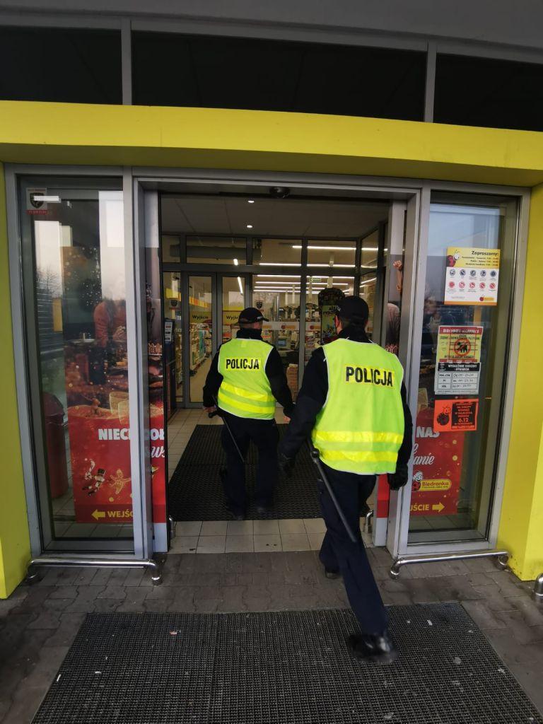 Policja i wołowski sanepid sprawdzali, czy klienci przestrzegają zaleceń