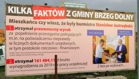 Billboard krytykujący lokalne władze zawisł w mieście. Wiemy kto za tym stoi