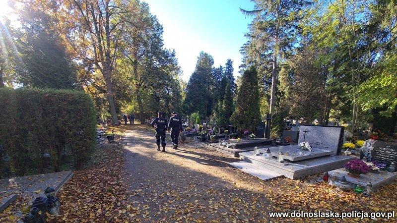 1 listopada. Policja apeluje p unikanie dużych skupisk ludzi