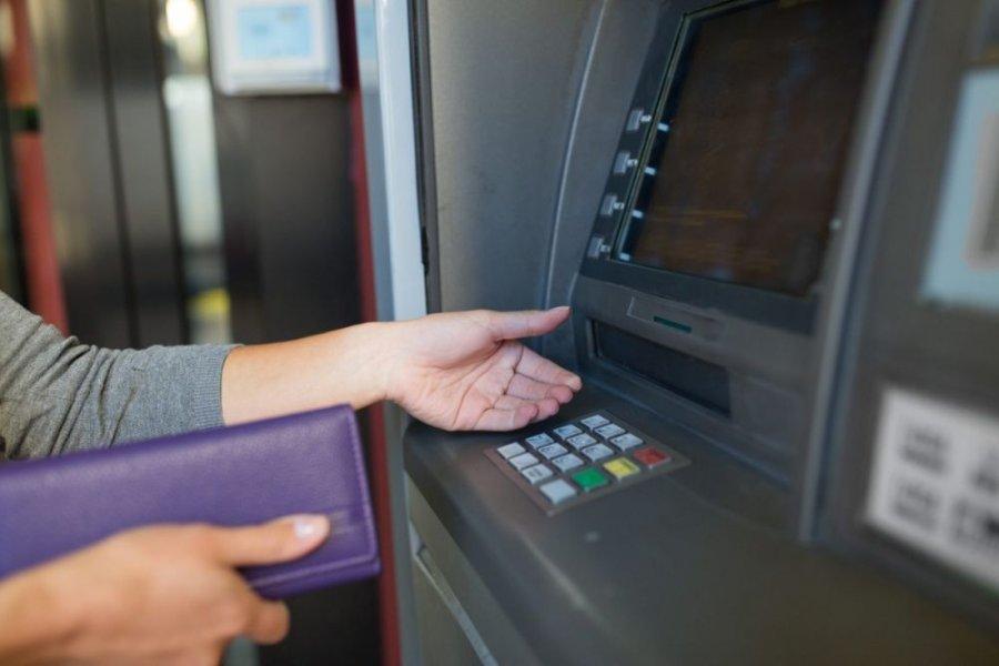 Bądź czujny, pobierając pieniądze z bankomatu