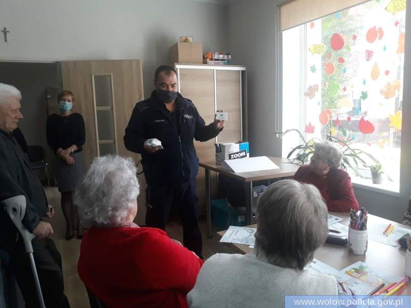 Policjanci uświadamiają seniorów, że mogą paść ofiarą oszustów