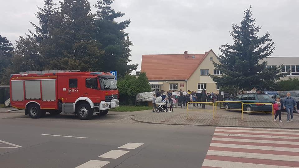 Seria fałszywych alarmów w szkołach