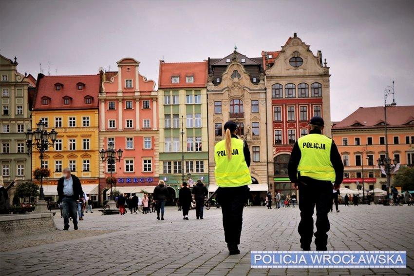 Policja przypomina o obowiązku zasłaniania ust i nosa. Sypią się pierwsze mandaty