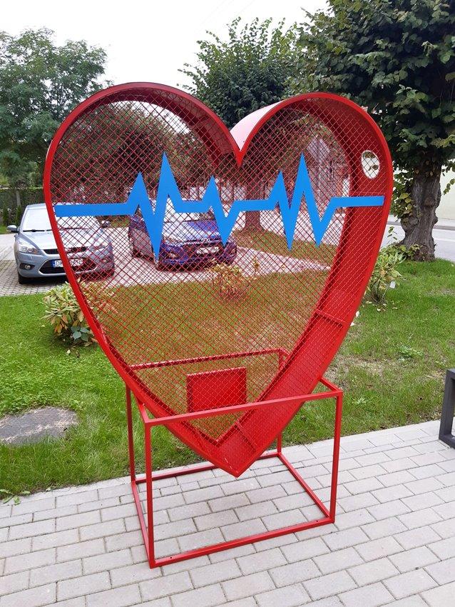 W Brzegu Dolnym stanęło kolejne serce na nakrętki