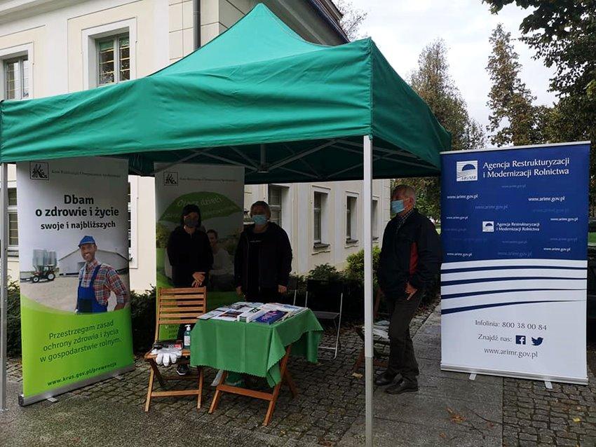 Czekają na rolników przed budynkiem urzędu