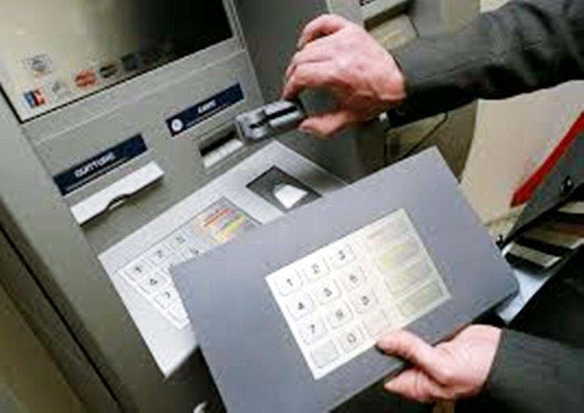 Policja apeluje: Zachowajmy czujność pobierając pieniądze z bankomatu