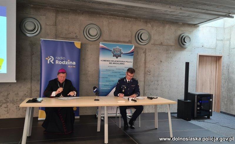 Policjanci będą szkolić księży. Wspólne działania mają chronić seniorów przed oszustami