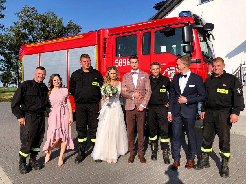 Strażacka niespodzianka dla nowożeńców