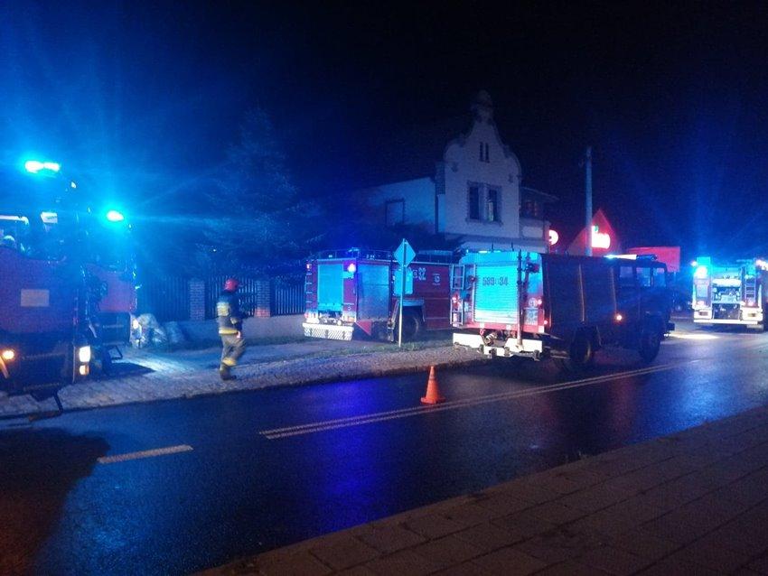 Paliło się w domu jednorodzinnym. Ogień gasiło osiem zastępów straży