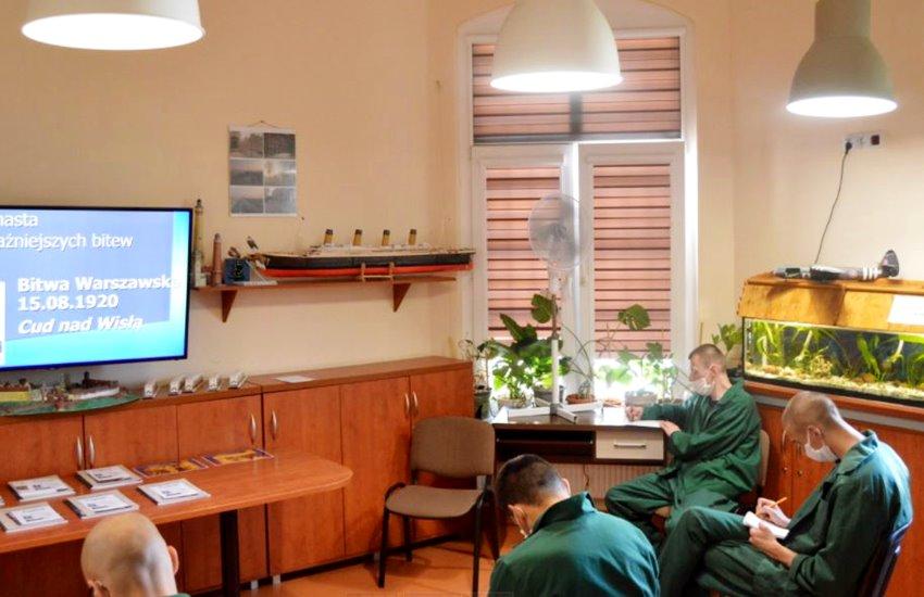 Więźniowie na prelekcji o Bitwie Warszawskiej