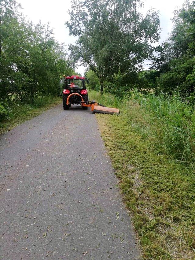 Koszą pobocze przy ścieżce rowerowej