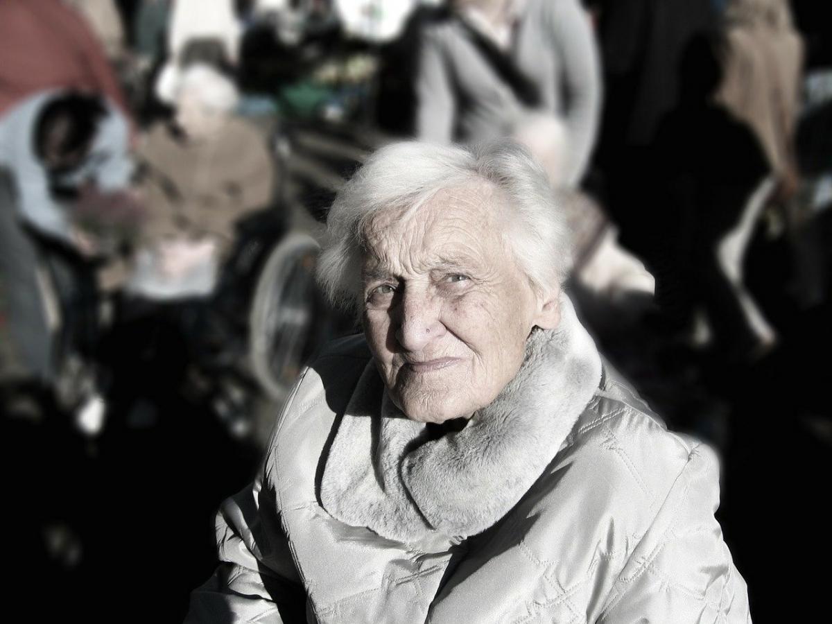 Zadbajmy o bezpieczeństwo seniorów – ostrzegajmy ich przed oszustami!