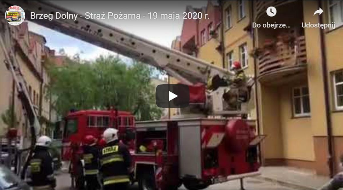 Strażacy próbują dostać się do jednego z mieszkań