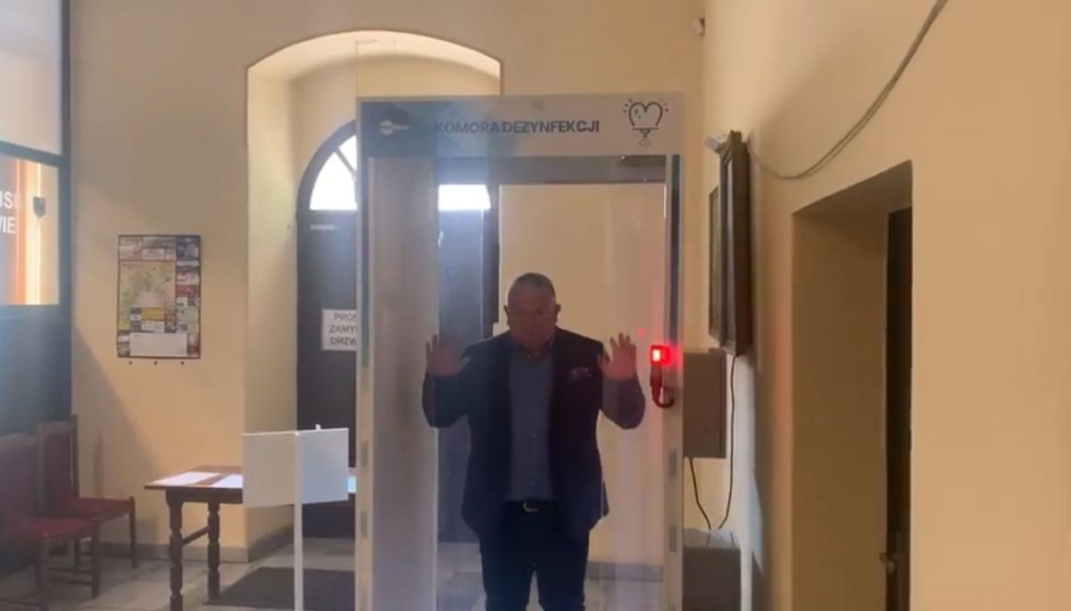 Do Urzędu Miejskiego wejdziemy przez kabinę dezynfekującą