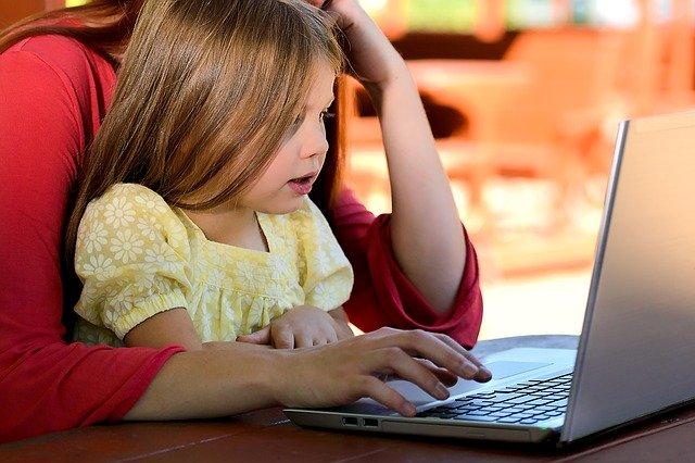 Zostajesz w domu z dzieckiem? – Wniosek o zasiłek wyślij do ZUS online