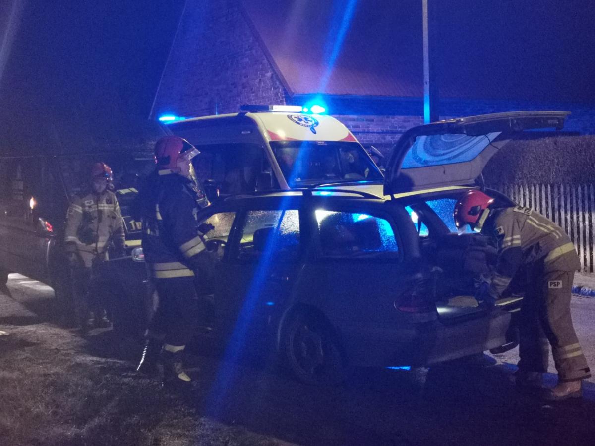 Bus i osobówka zderzyły się w Godzięcinie